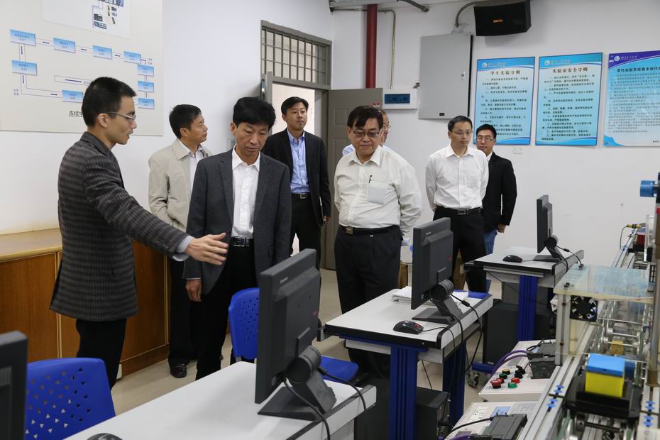 参观省电子电气实验教学示范中心